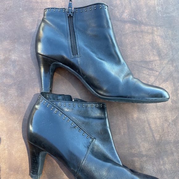 Clarks Shoes - Clarks Artisan Black Leather Booties (Size 7)